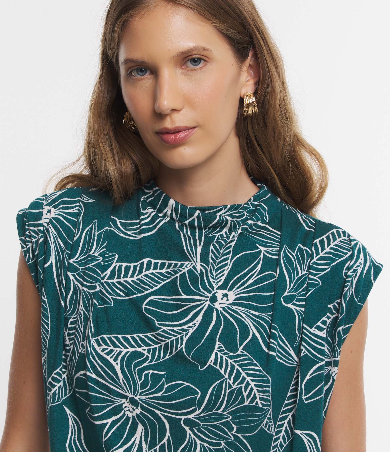 Blusa em Viscose com Pregas nos Ombro e Estampa Folhagem Verde 3