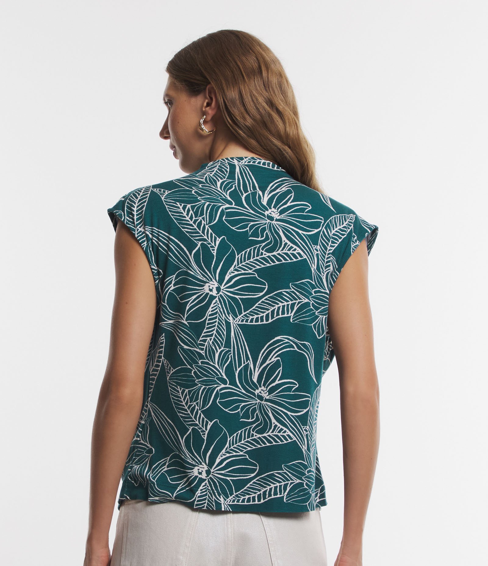 Blusa em Viscose com Pregas nos Ombro e Estampa Folhagem Verde 4