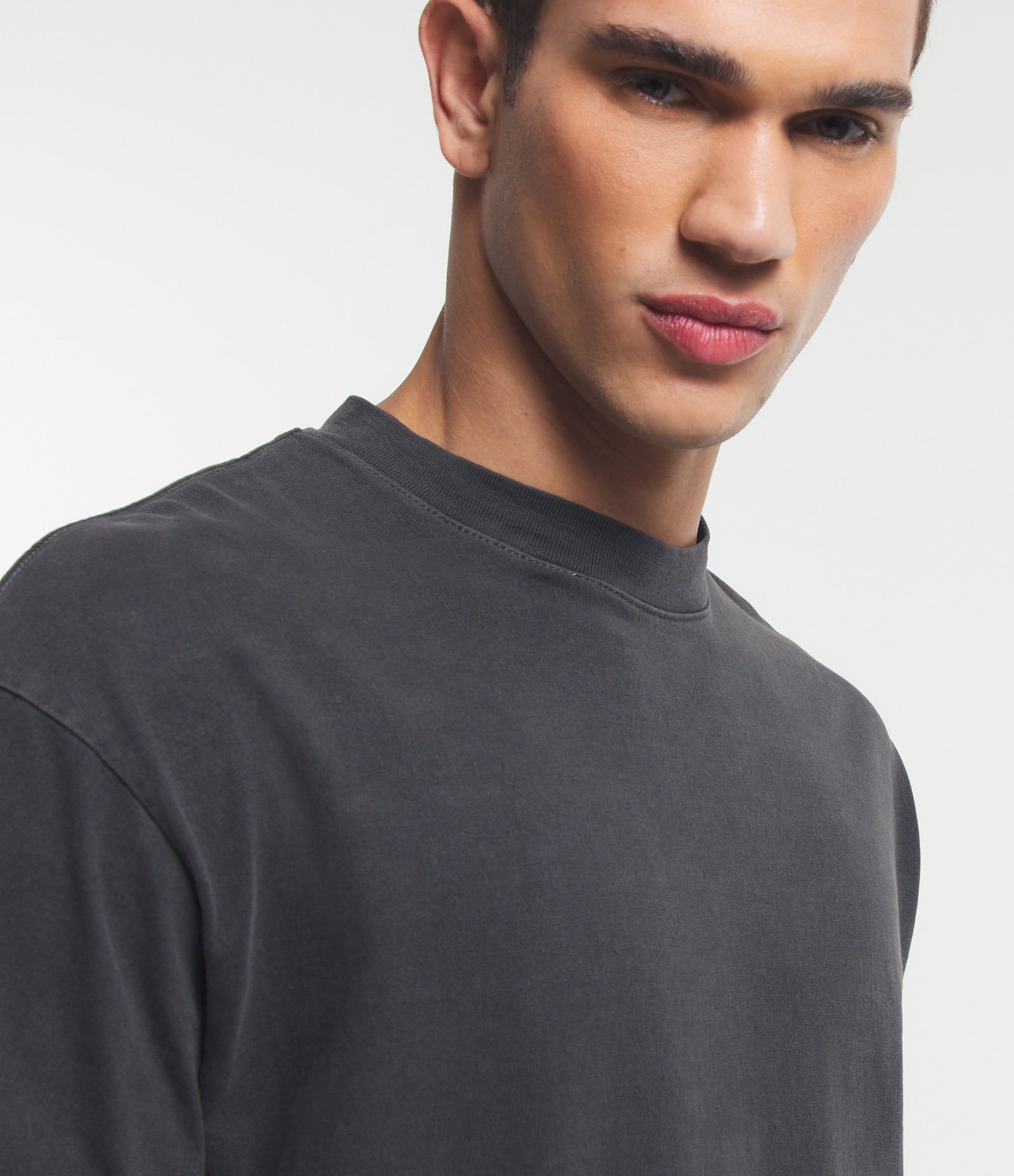Camiseta Boxy em Algodão Estonada com Gola Alta Preto 6