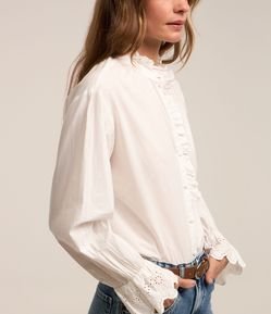 Camisa em Tricoline com Detalhes de Babados e Abotoamento Frontal