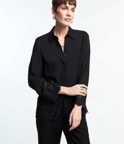 Camisa em Viscose com Bordado Richelieu Vazado na Barra