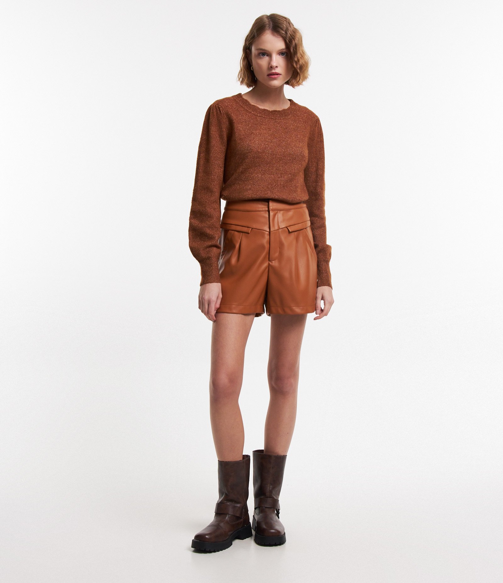 Short Curto em PUcom Recortes e Bolsos Marrom Caramelo 1