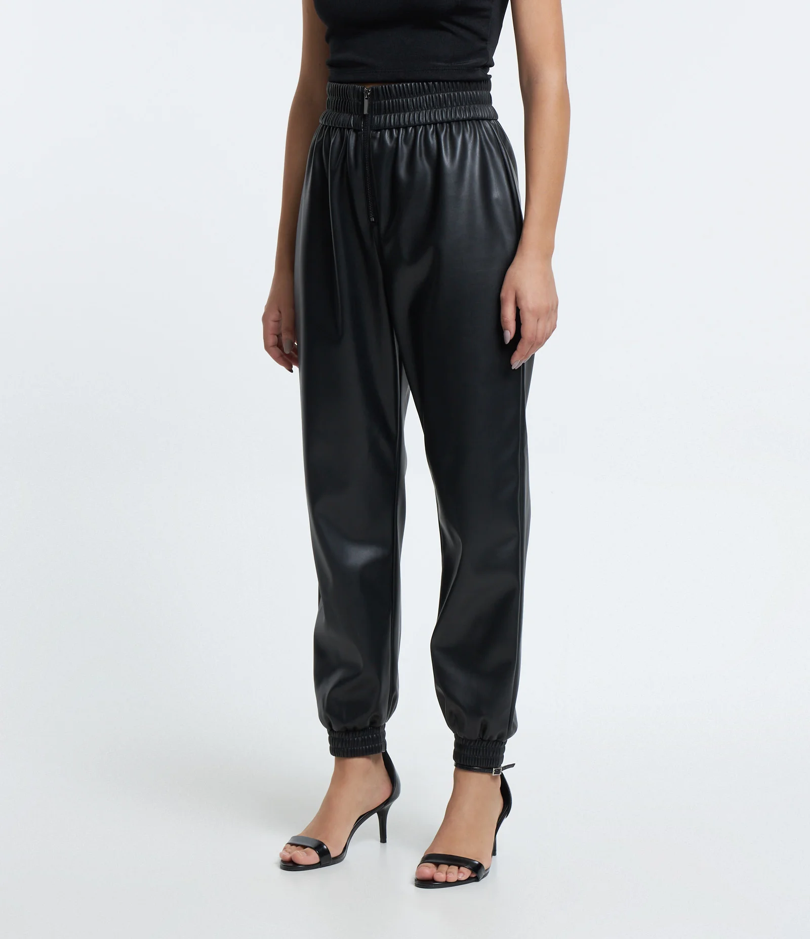 Calça Jogger em Pu com Lastex na Cintura e Zíper Tratorado Preto 2