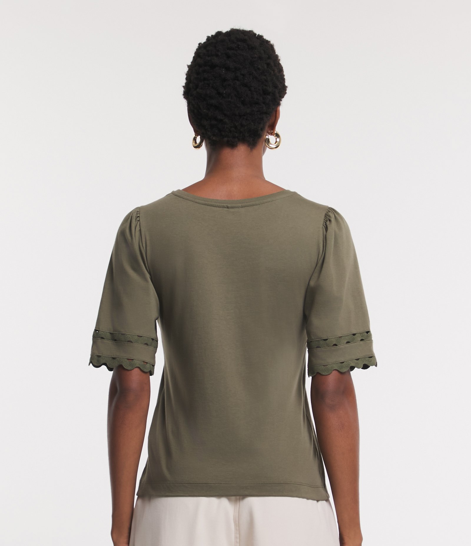 Blusa em Meia Malha com Sianinhas na Manga Curta Bufante Verde Oliva 3