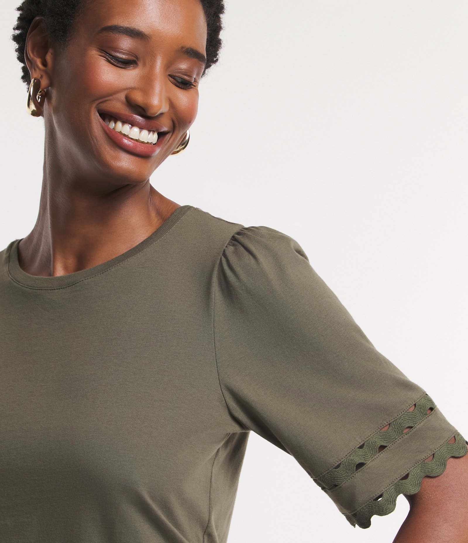 Blusa em Meia Malha com Sianinhas na Manga Curta Bufante Verde Oliva 4