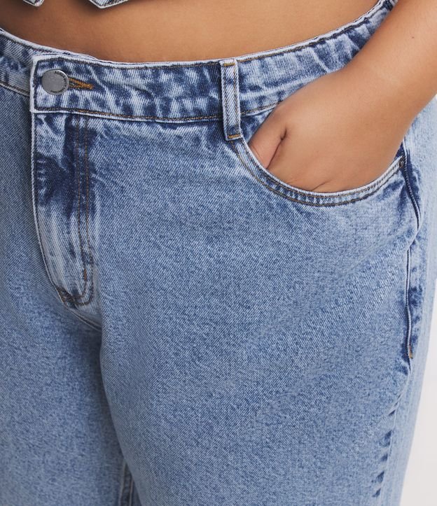 Calça Reta em Jeans Marmorizado e Fendinha na Barra Curve & Plus Size Azul Jeans 4