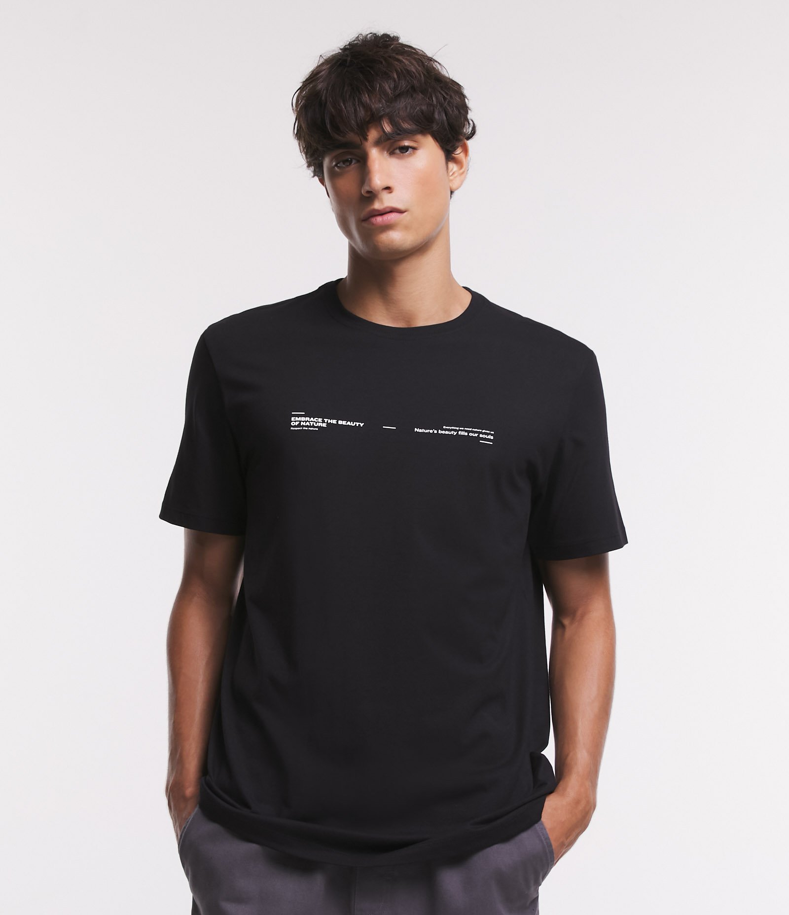 Camiseta Comfort em Meia Malha com Estampa em Lettering Frontal Preto 1