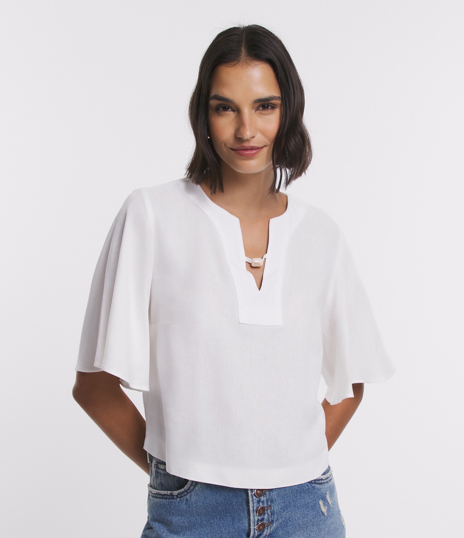 Blusa em Viscolinho com Manga Evasê e Decote Diferenciado Branco Neve 1