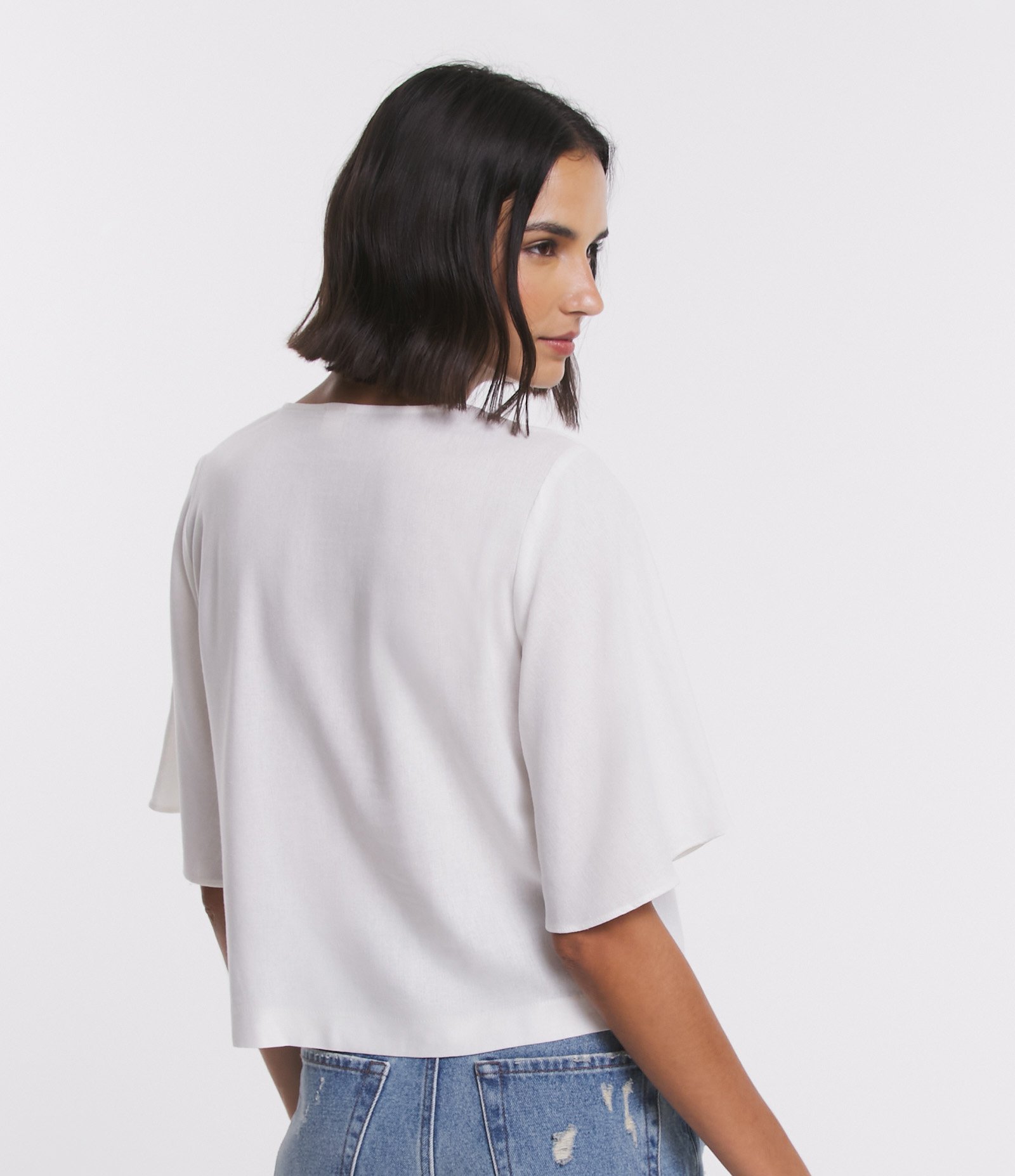 Blusa em Viscolinho com Manga Evasê e Decote Diferenciado Branco Neve 3