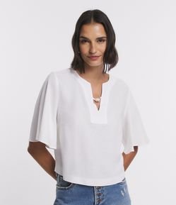 Blusa em Viscolinho com Manga Evasê e Decote Diferenciado