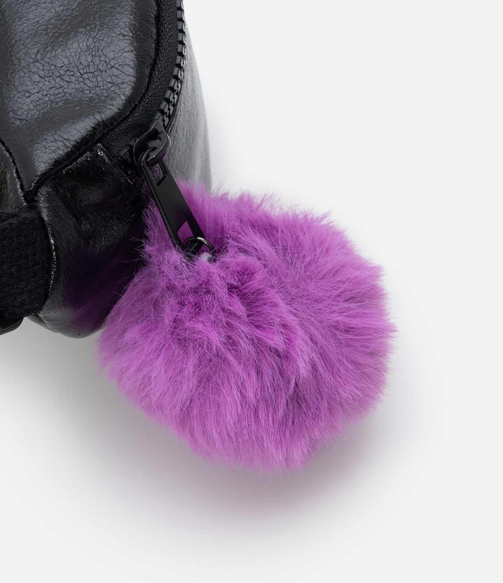 Pochete Infantil em Verniz com Pompom - Tam U Preto 4