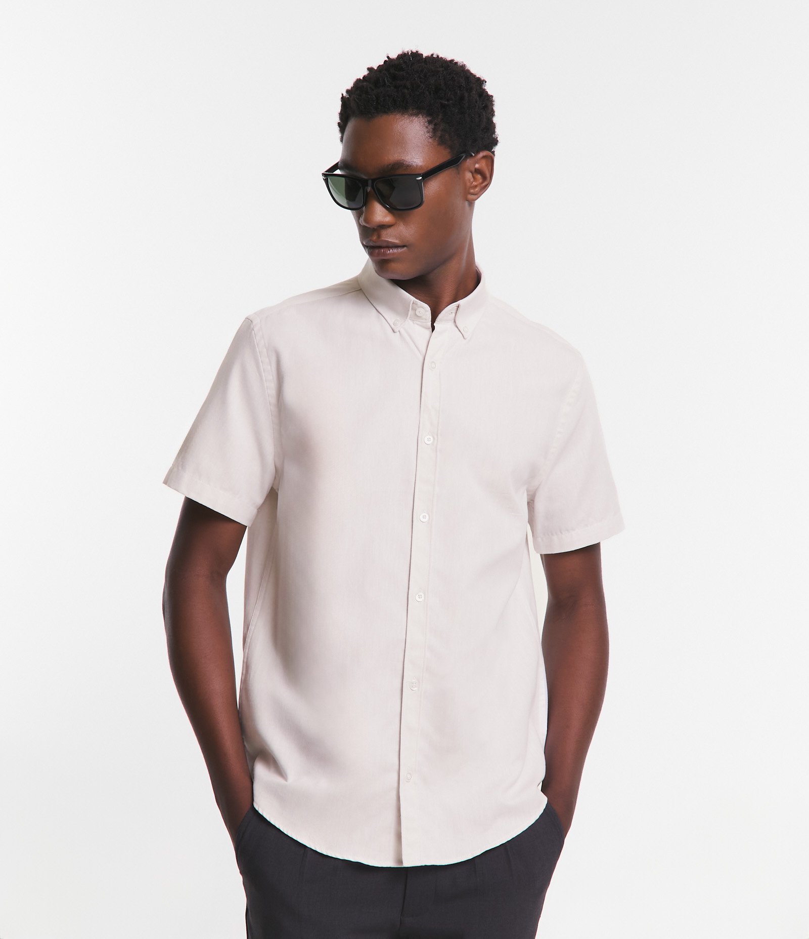 Camisa Comfort em Oxford com Gola Colarinho e Manga Curta Bege 1