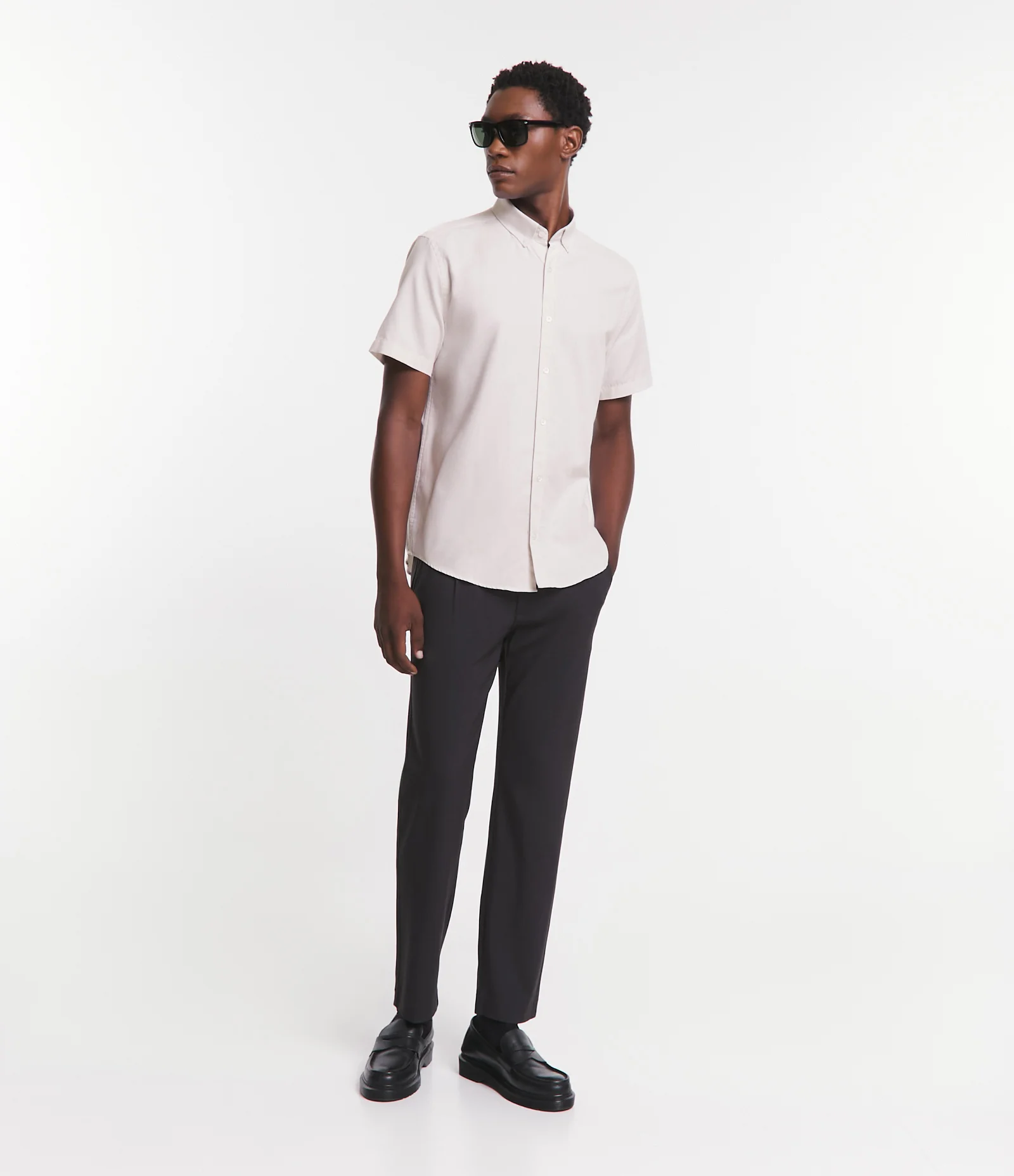 Camisa Comfort em Oxford com Gola Colarinho e Manga Curta Bege 2