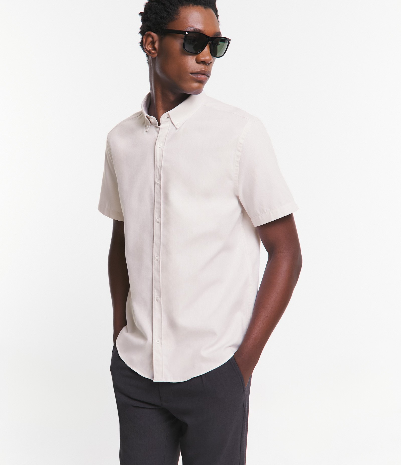 Camisa Comfort em Oxford com Gola Colarinho e Manga Curta Bege 4