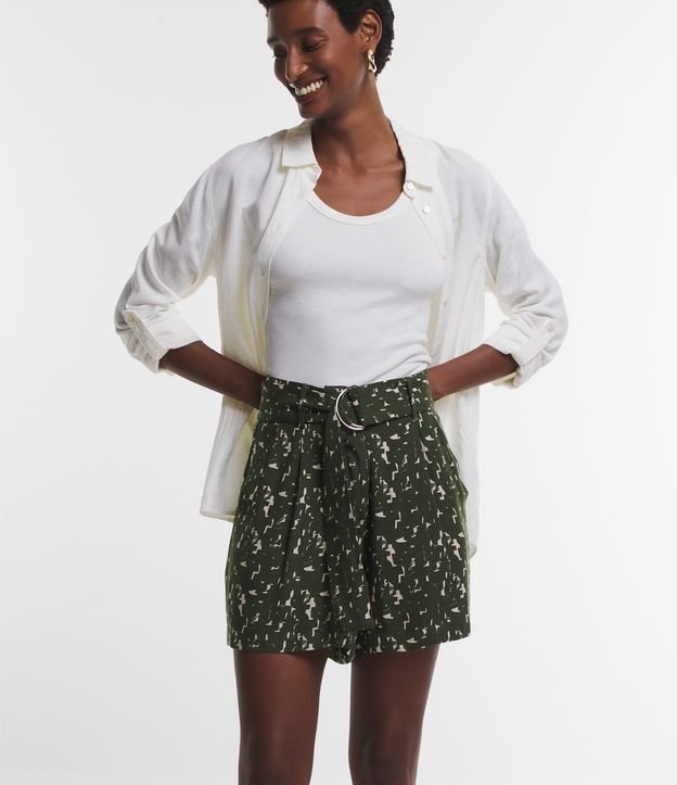 Short em Viscolinho com Cinto Fivela e Estampa Geométrica