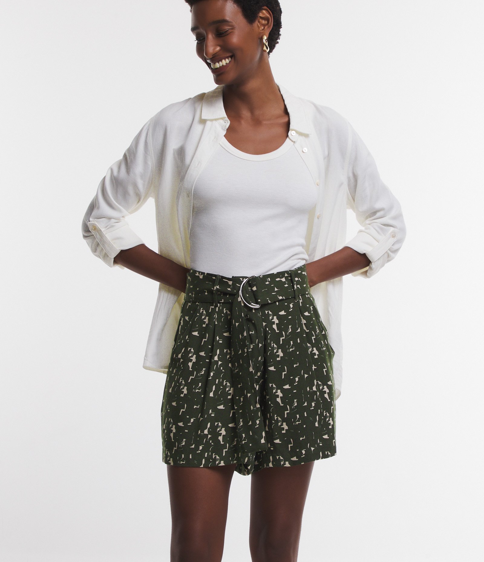 Short em Viscolinho com Cinto Fivela e Estampa Geométrica Verde 1