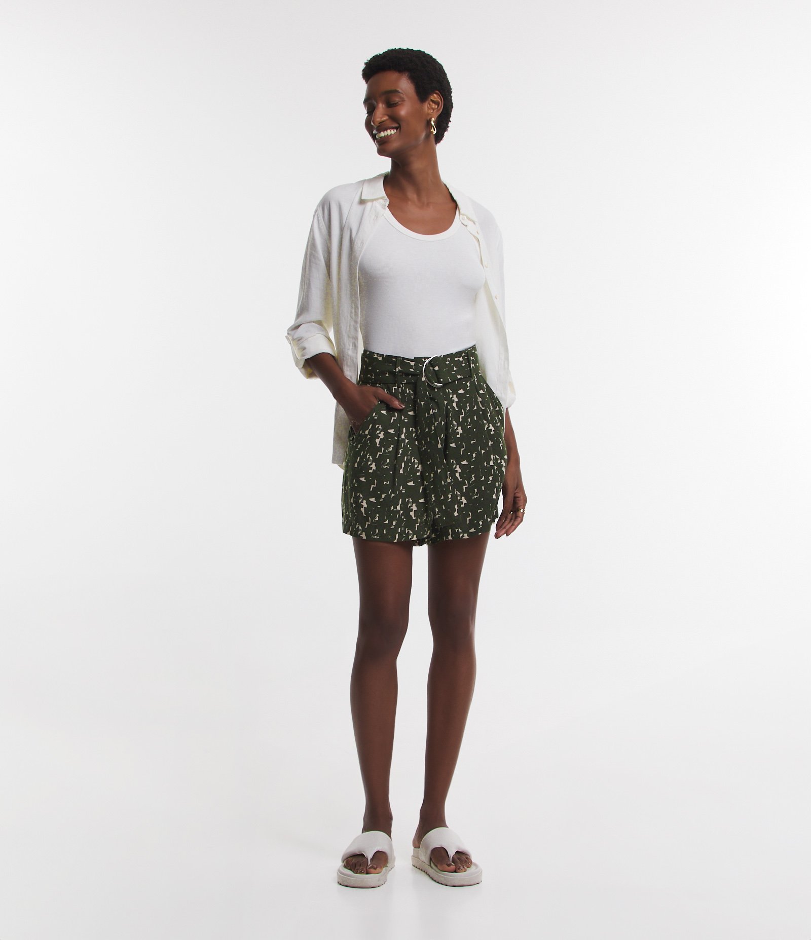 Short em Viscolinho com Cinto Fivela e Estampa Geométrica Verde 2