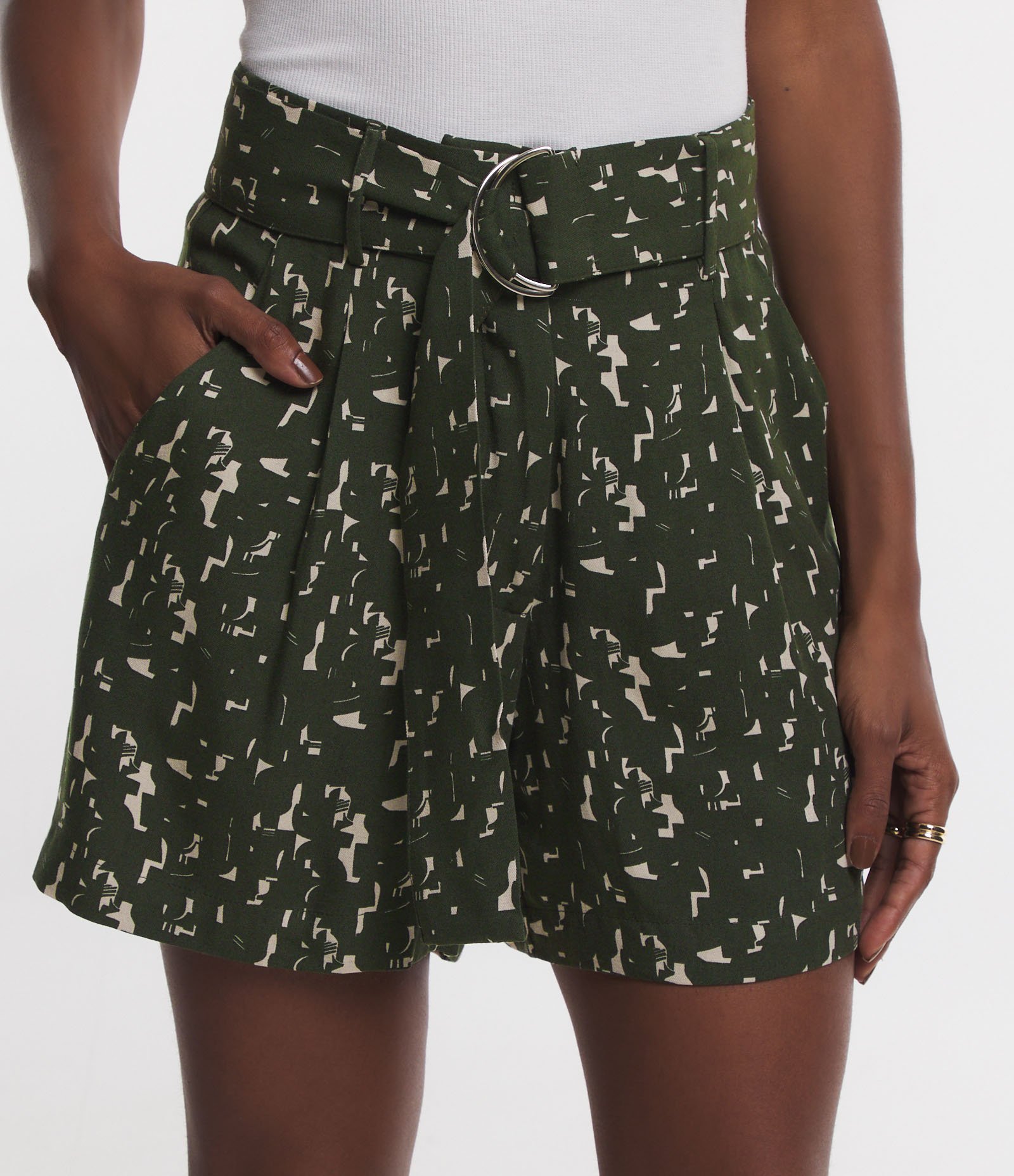 Short em Viscolinho com Cinto Fivela e Estampa Geométrica Verde 3