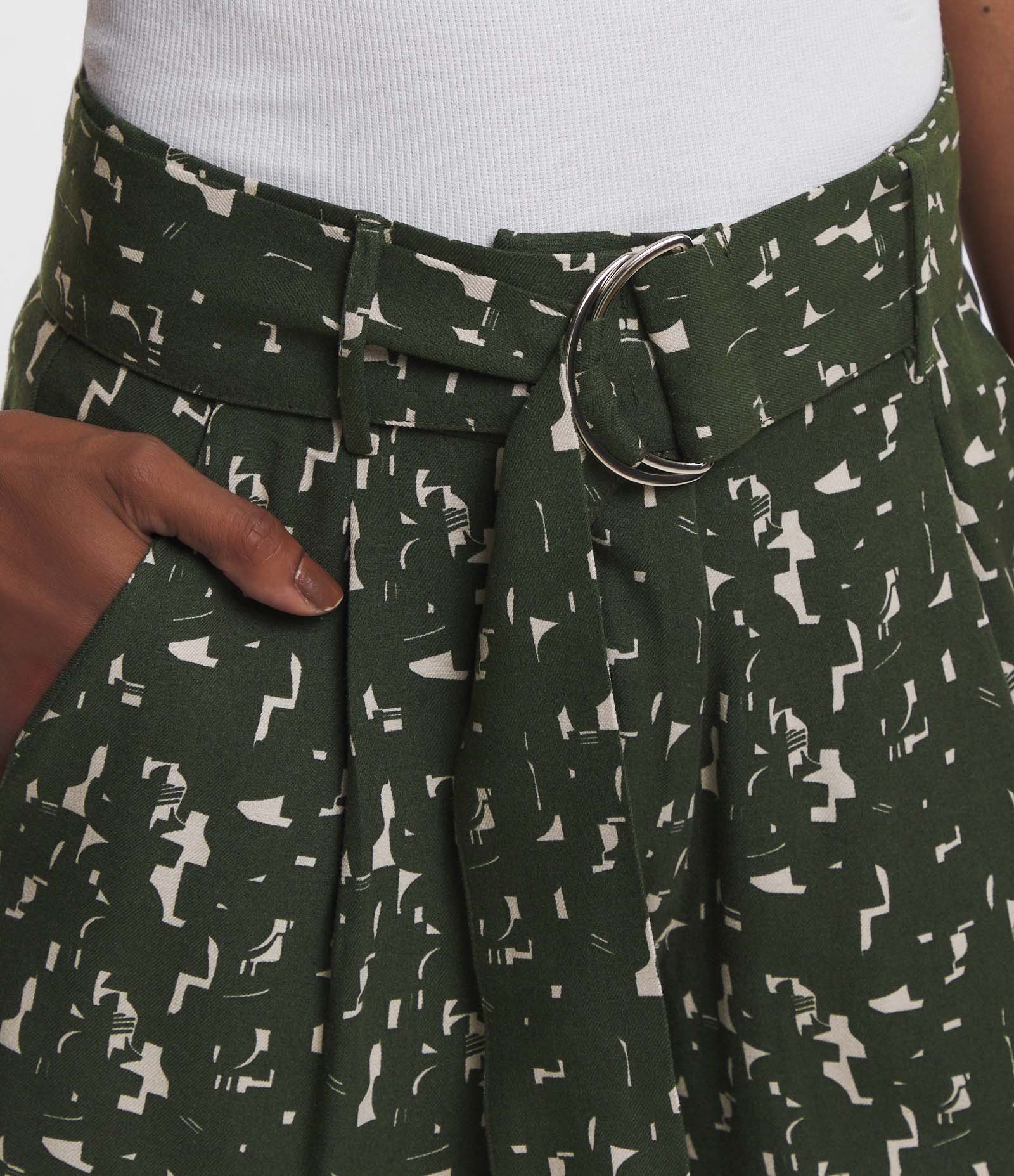 Short em Viscolinho com Cinto Fivela e Estampa Geométrica Verde 4