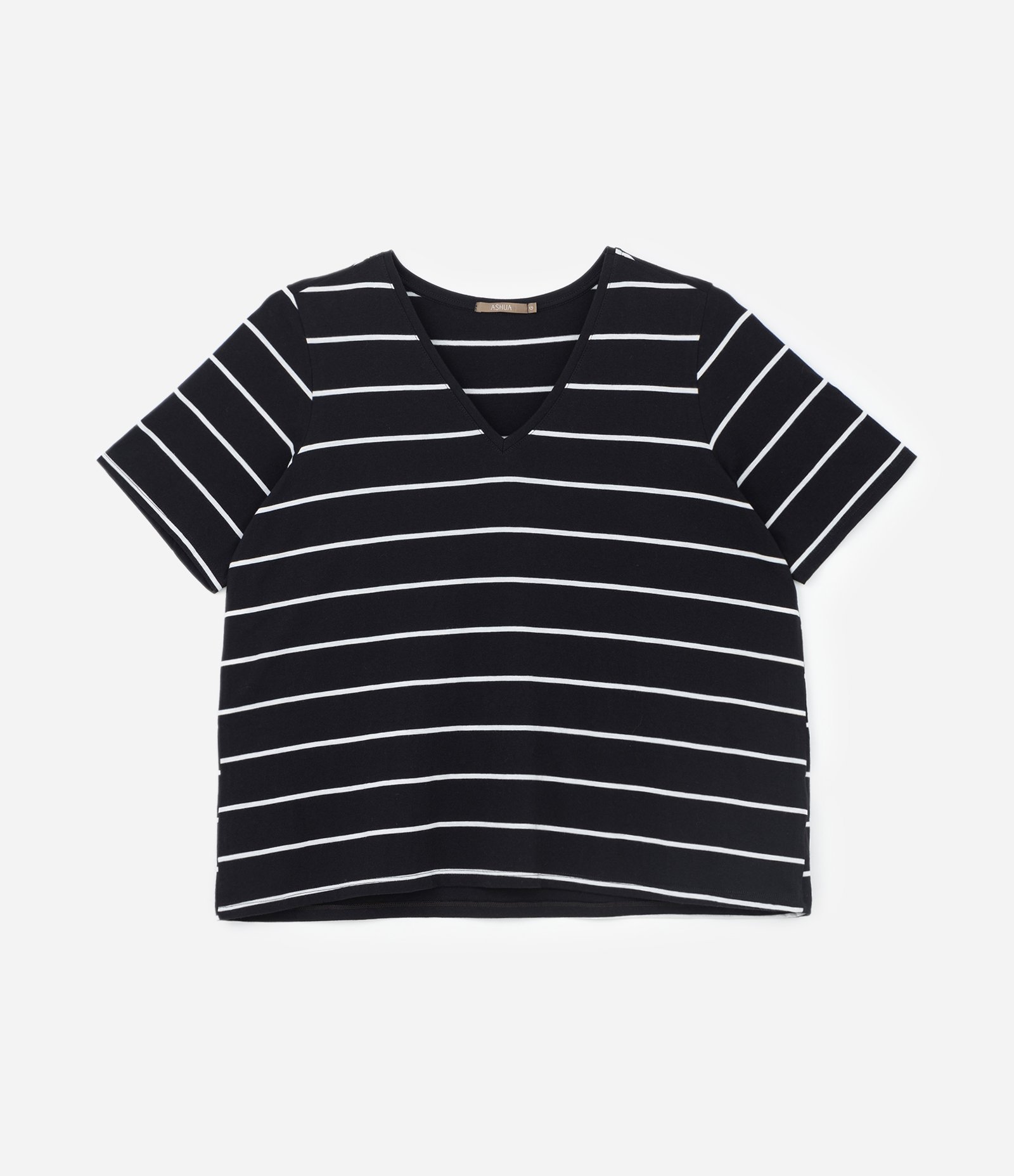 Blusa com Gola V e Estampa Listrada Curve & Plus Size Preto 5