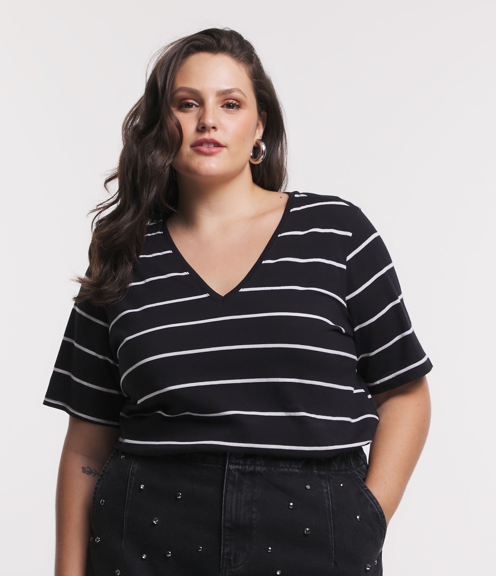 Blusa Com Gola V E Estampa Listrada Curve Plus Size Preto