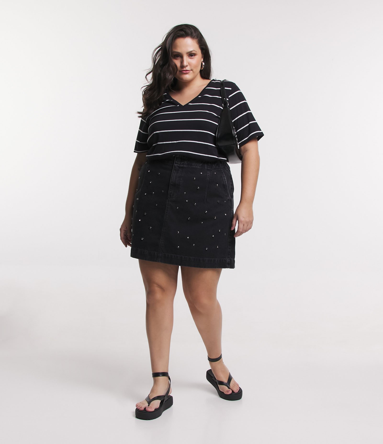 Blusa com Gola V e Estampa Listrada Curve & Plus Size Preto 2