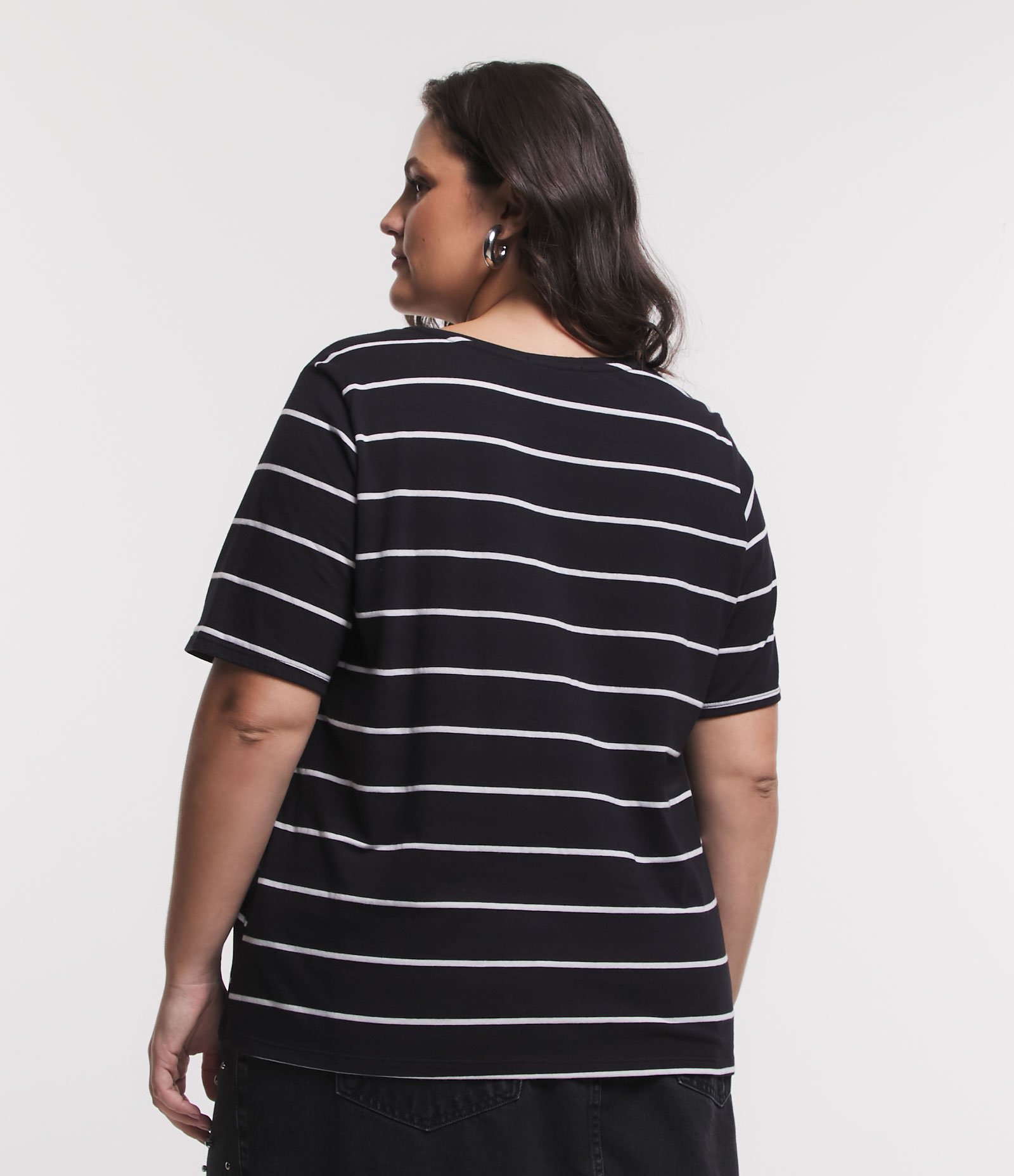 Blusa com Gola V e Estampa Listrada Curve & Plus Size Preto 3