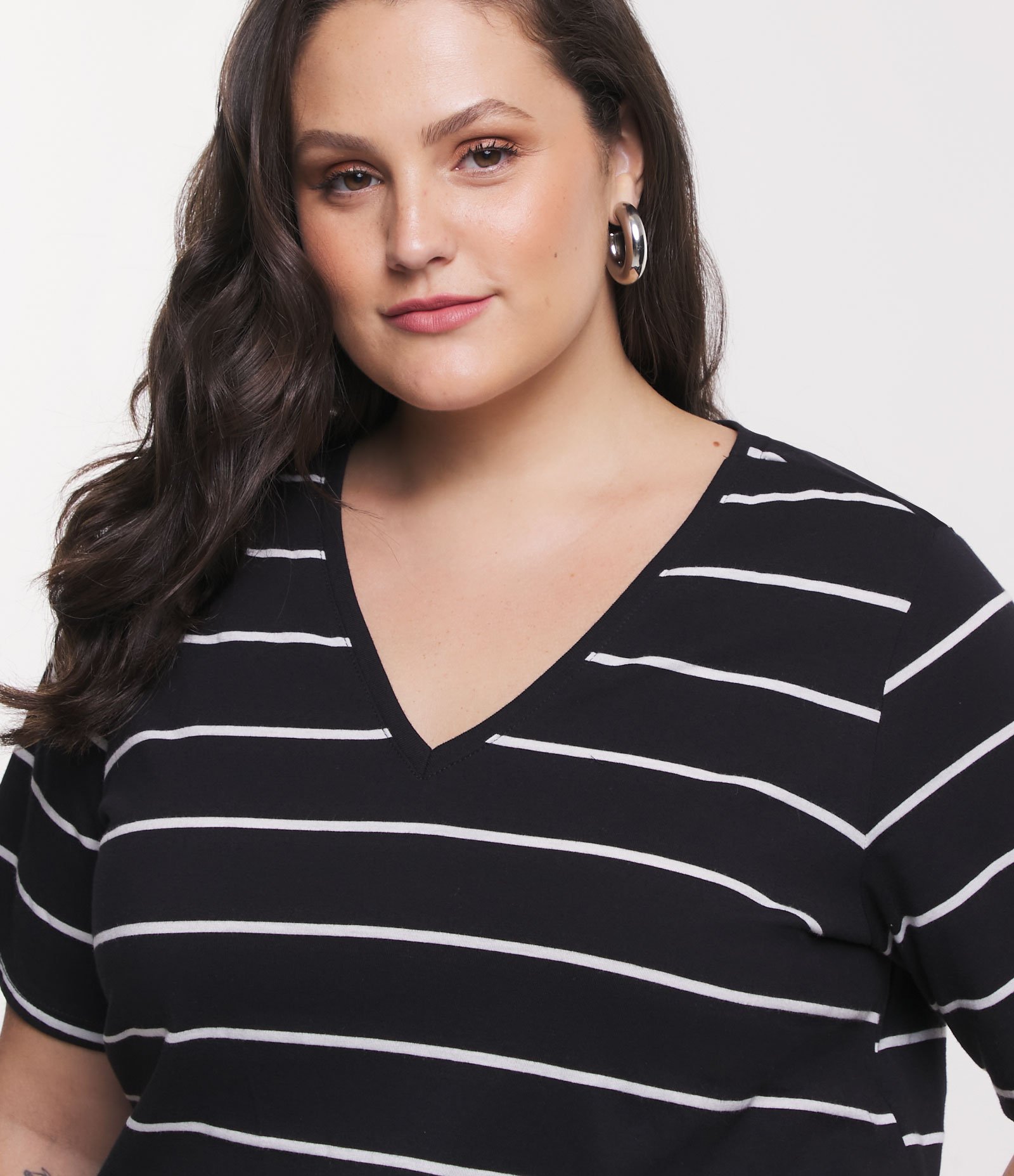 Blusa com Gola V e Estampa Listrada Curve & Plus Size Preto 4