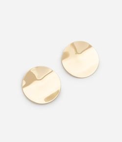 Brinco Botão Redondo de Metal com Textura Amassada