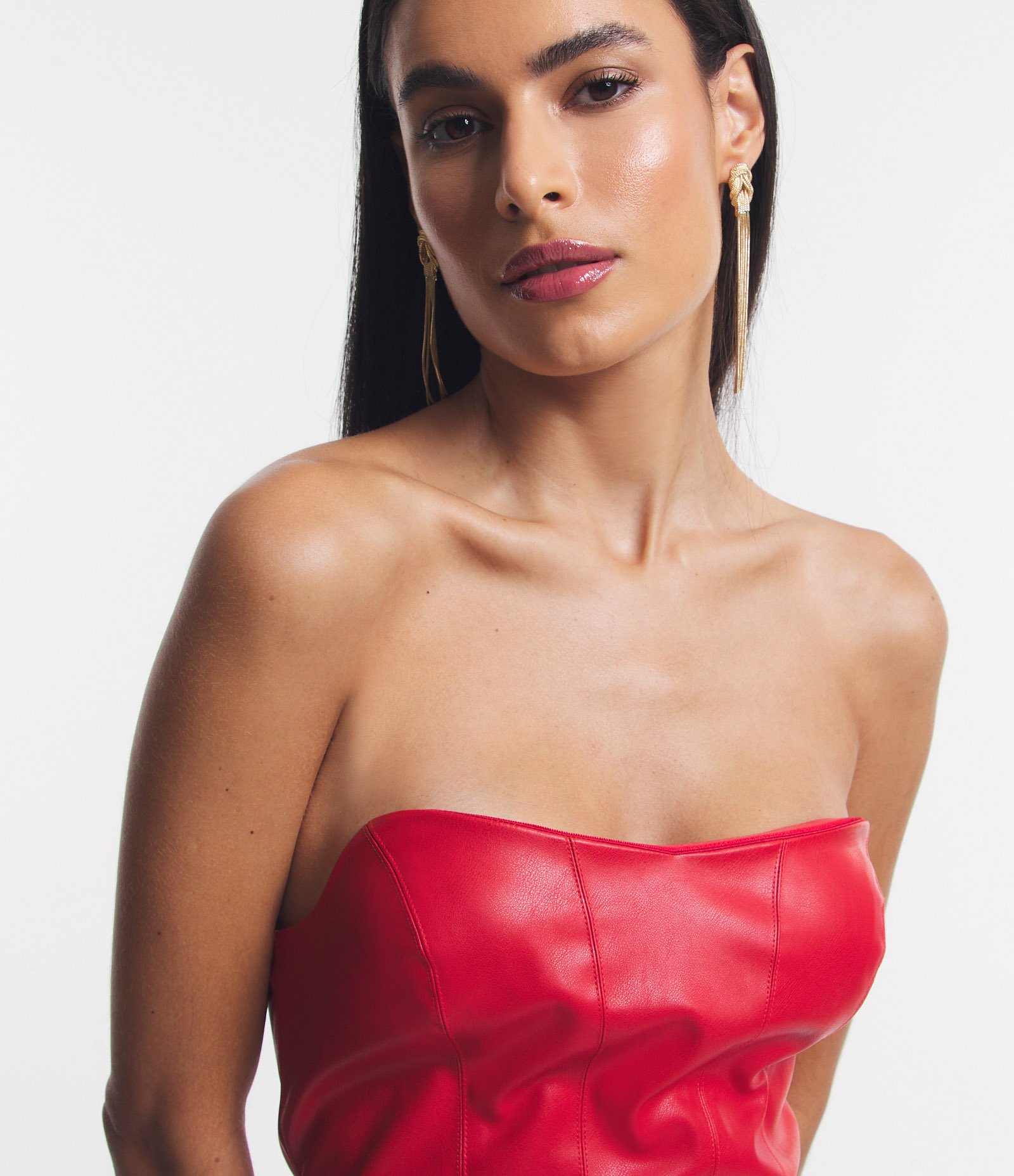 Vestido Curto em Pu Tomara que Caia com Recortes Vermelho 4