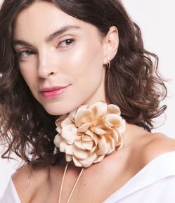 Colar Choker Cordão com Flor de Tecido Aplicada