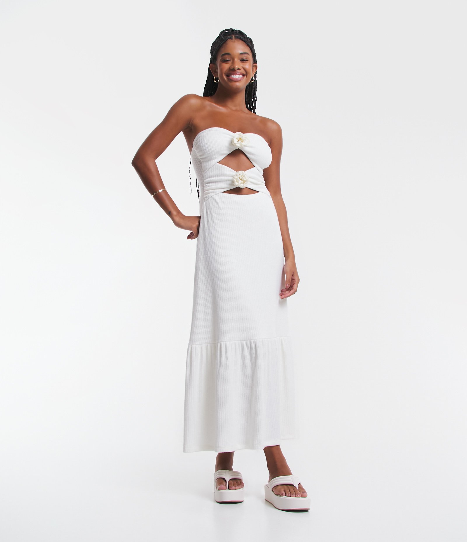 Vestido Midi Canelado com Aberturas Vazadas e Flores Aplicadas Branco 1