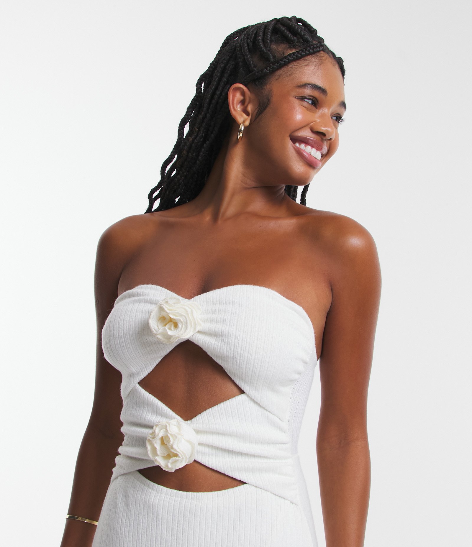 Vestido Midi Canelado com Aberturas Vazadas e Flores Aplicadas Branco 4