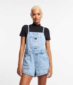 Jardineira Curta em Jeans com Passantes e Amarração