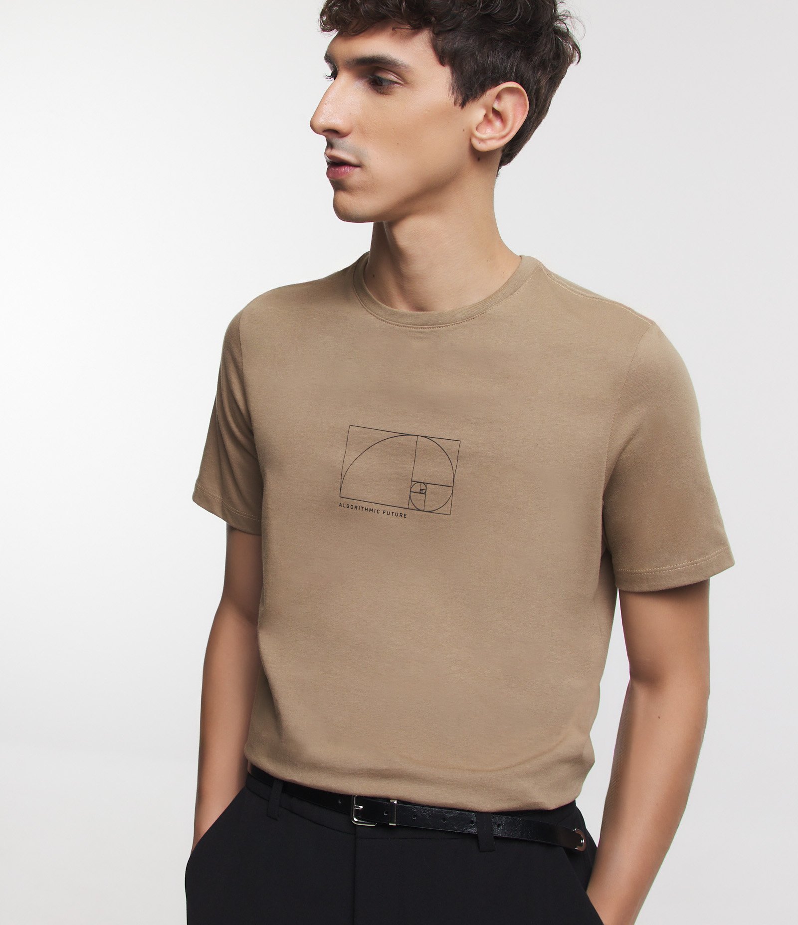 Camiseta Manga Curta com Estampa Geométrica Marrom 3