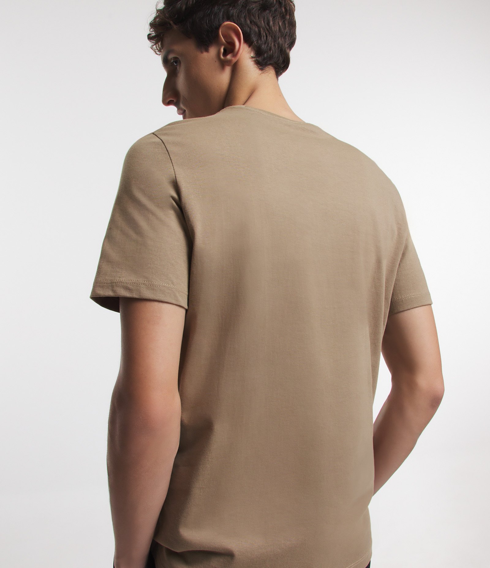 Camiseta Manga Curta com Estampa Geométrica Marrom 4