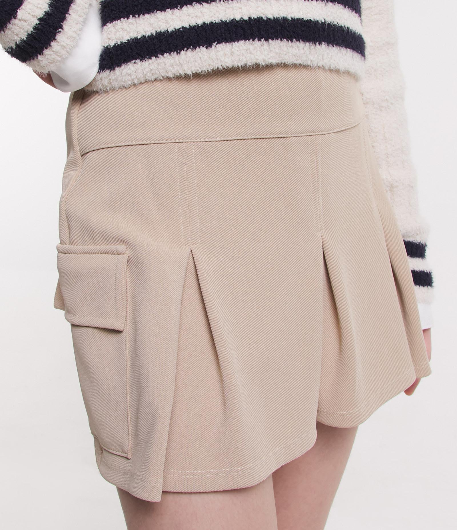 Short Saia em Crepe com Pregas e Bolso Cargo Bege 4