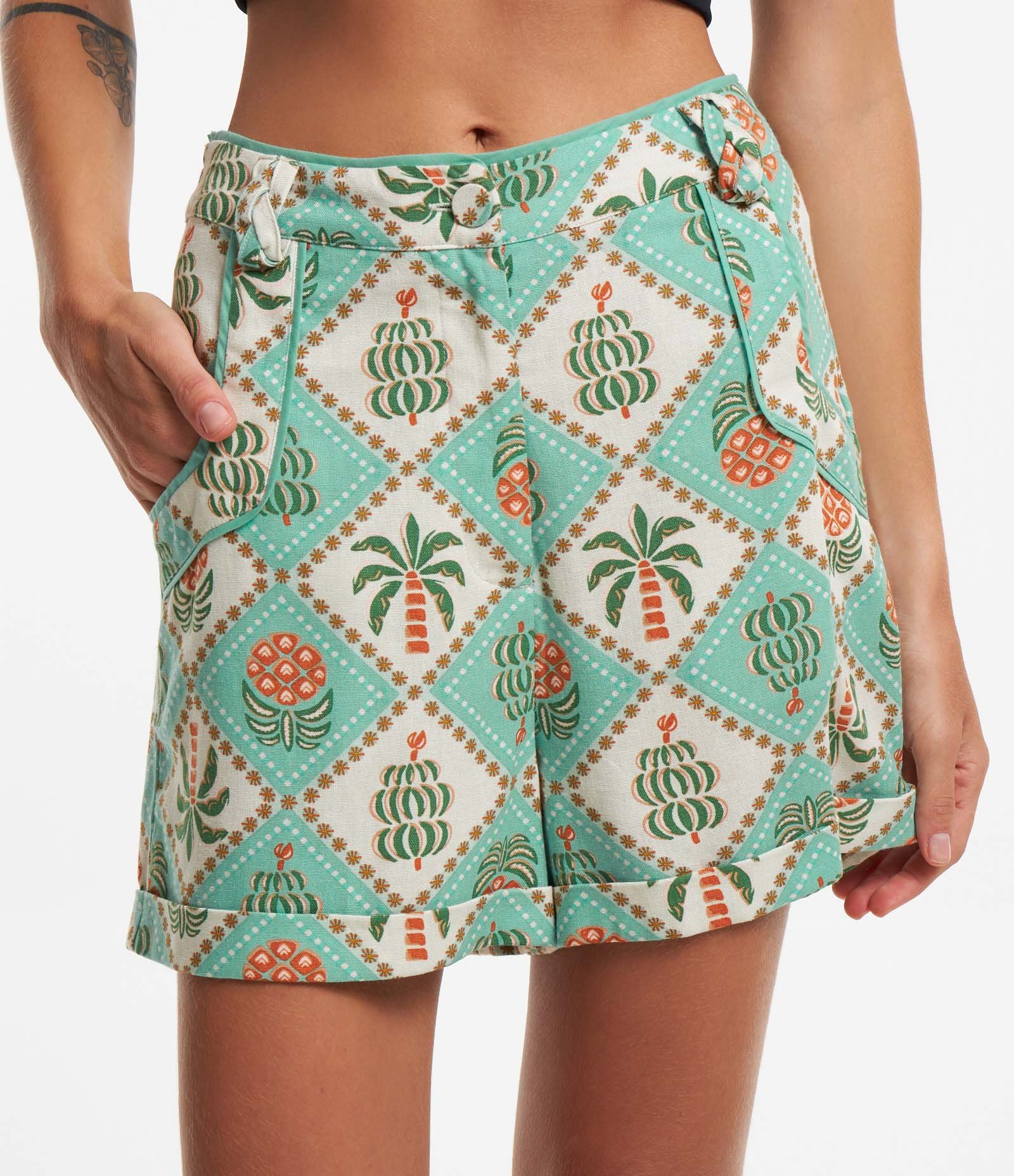 Short em Linho com Passantes Cruzados e Estampa Tropical Verde 2