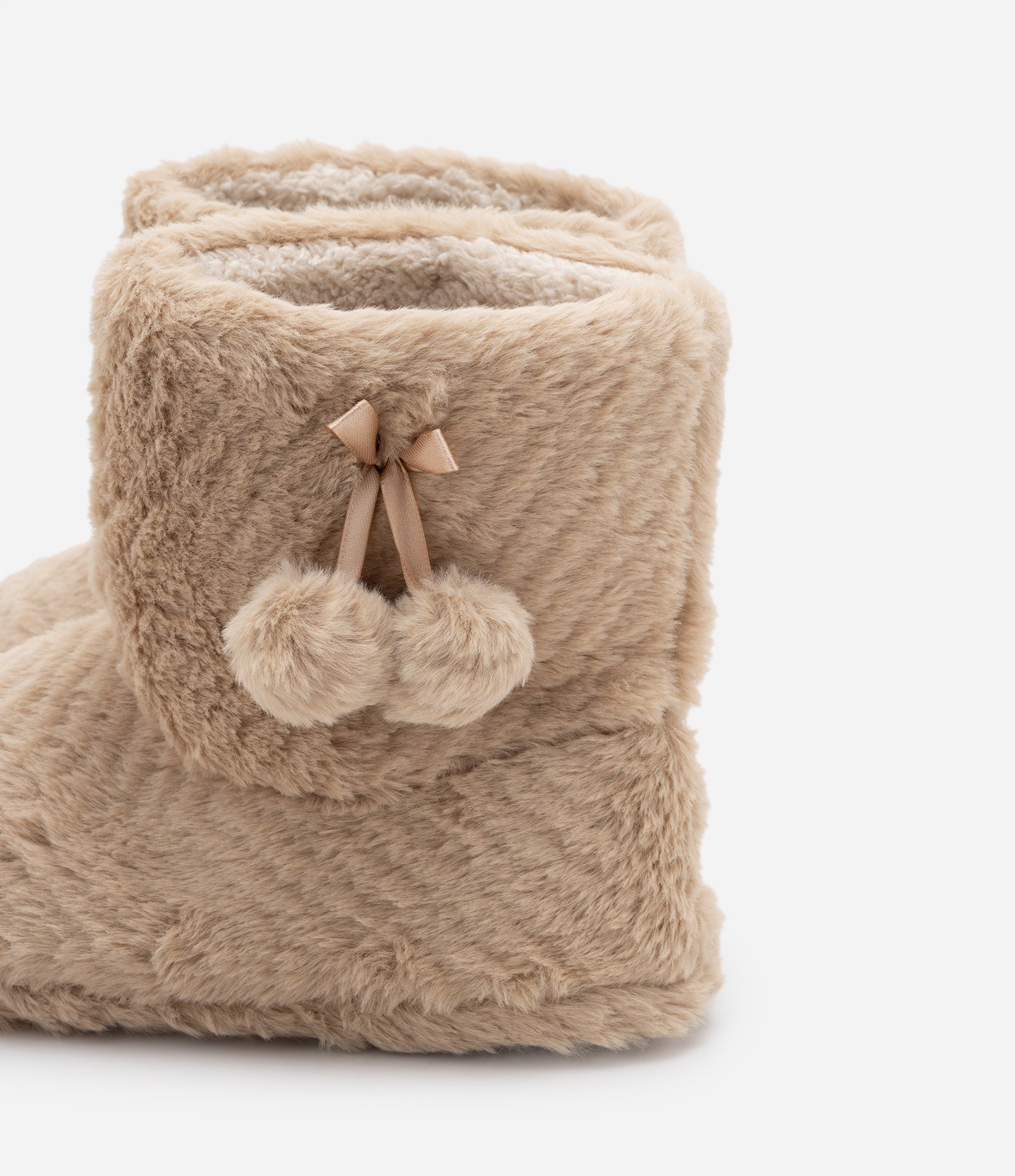 Pantufa Bota Peludinha com Textura e Pompom Bege 3