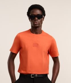 Camiseta Slim em Algodão com Estampa Unquiet em Relevo