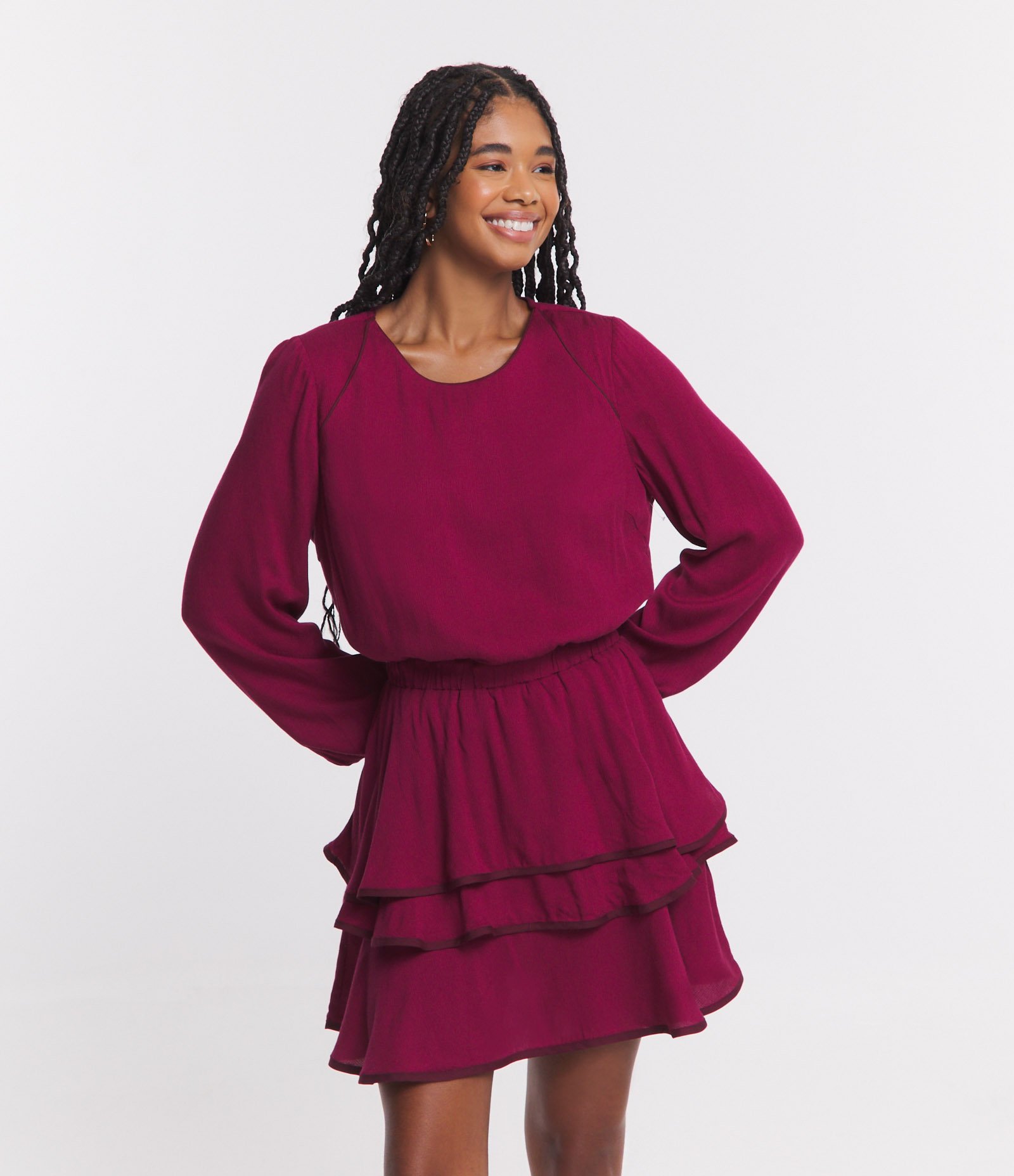 Vestido Curto em Viscose ML com Camadas na Barra e Detalhe Contrastante Vermelho Marsala 1