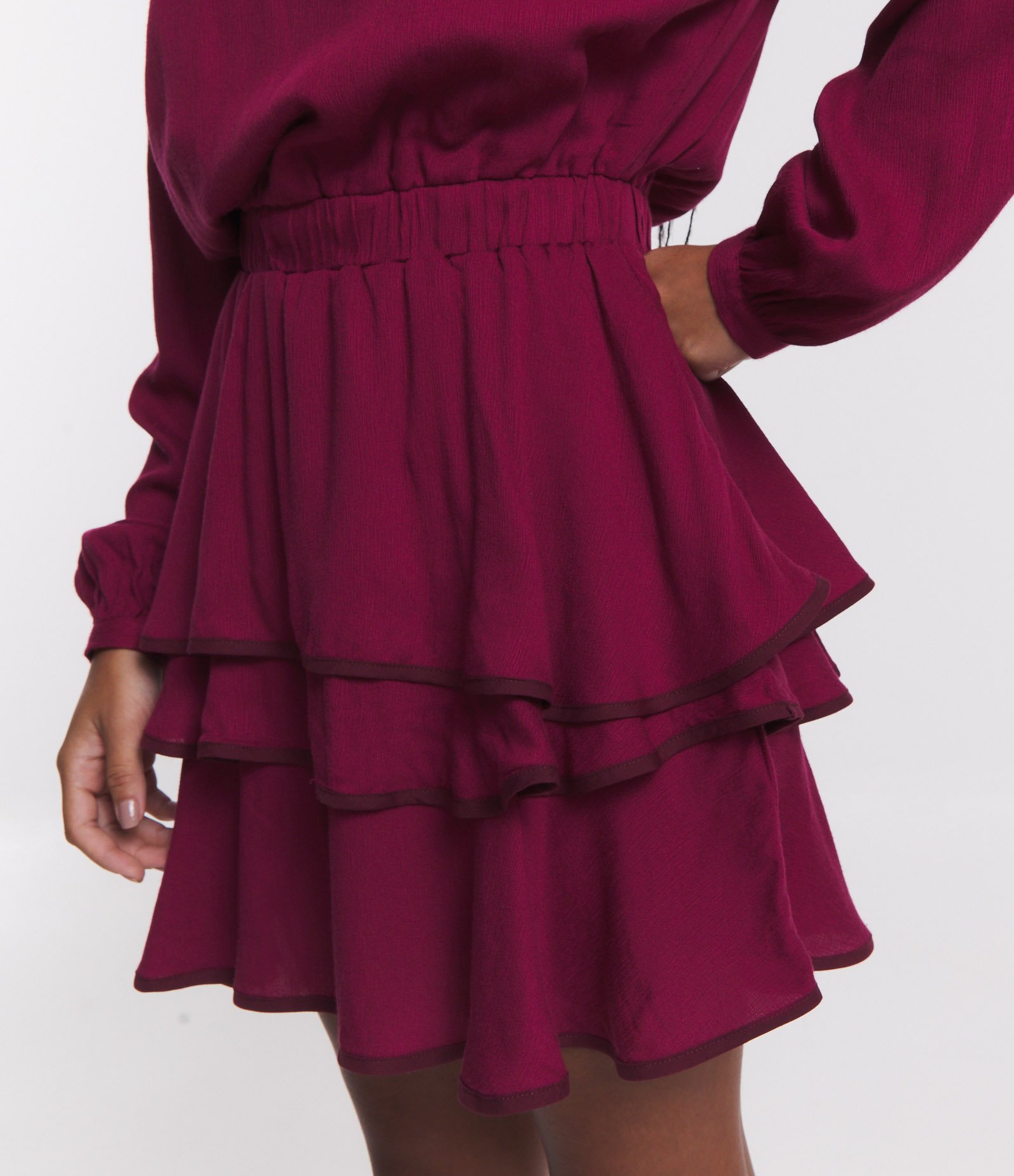 Vestido Curto em Viscose ML com Camadas na Barra e Detalhe Contrastante Vermelho Marsala 5