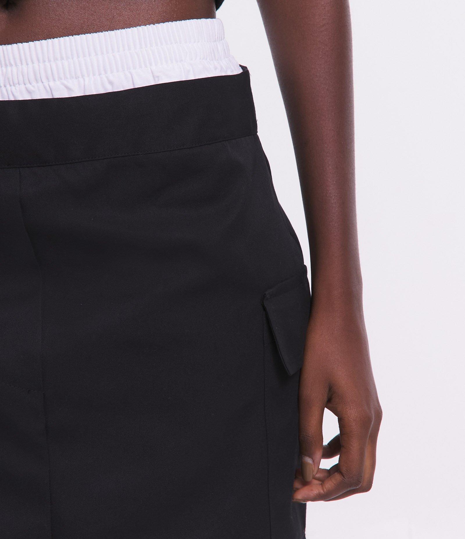 Saia Curta em Alfaiataria com Bolso Cargo e Cós Cueca Preto 4