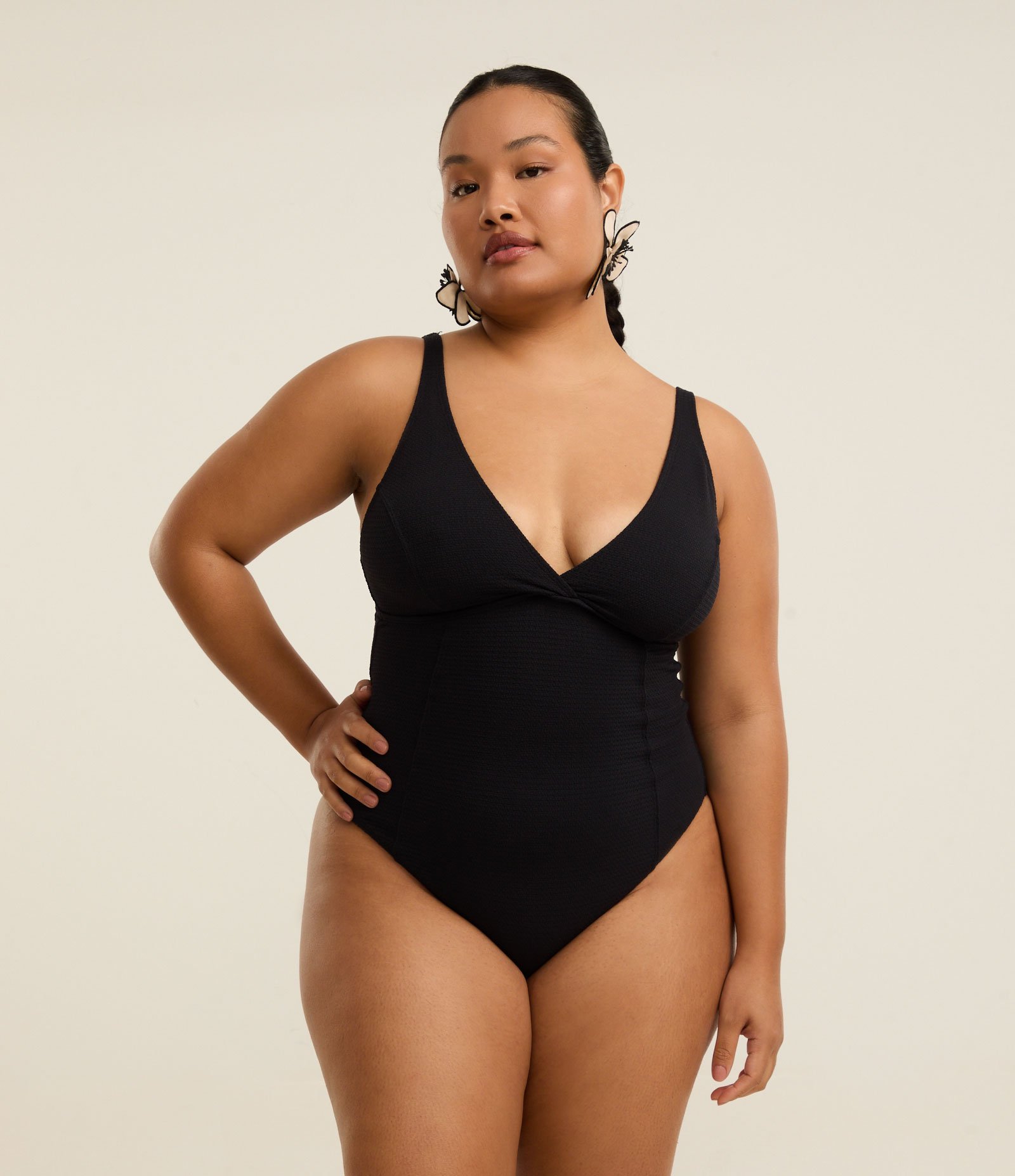 Maiô Triangular em Poliamida com Decote V e Alça Regulável Preto 1