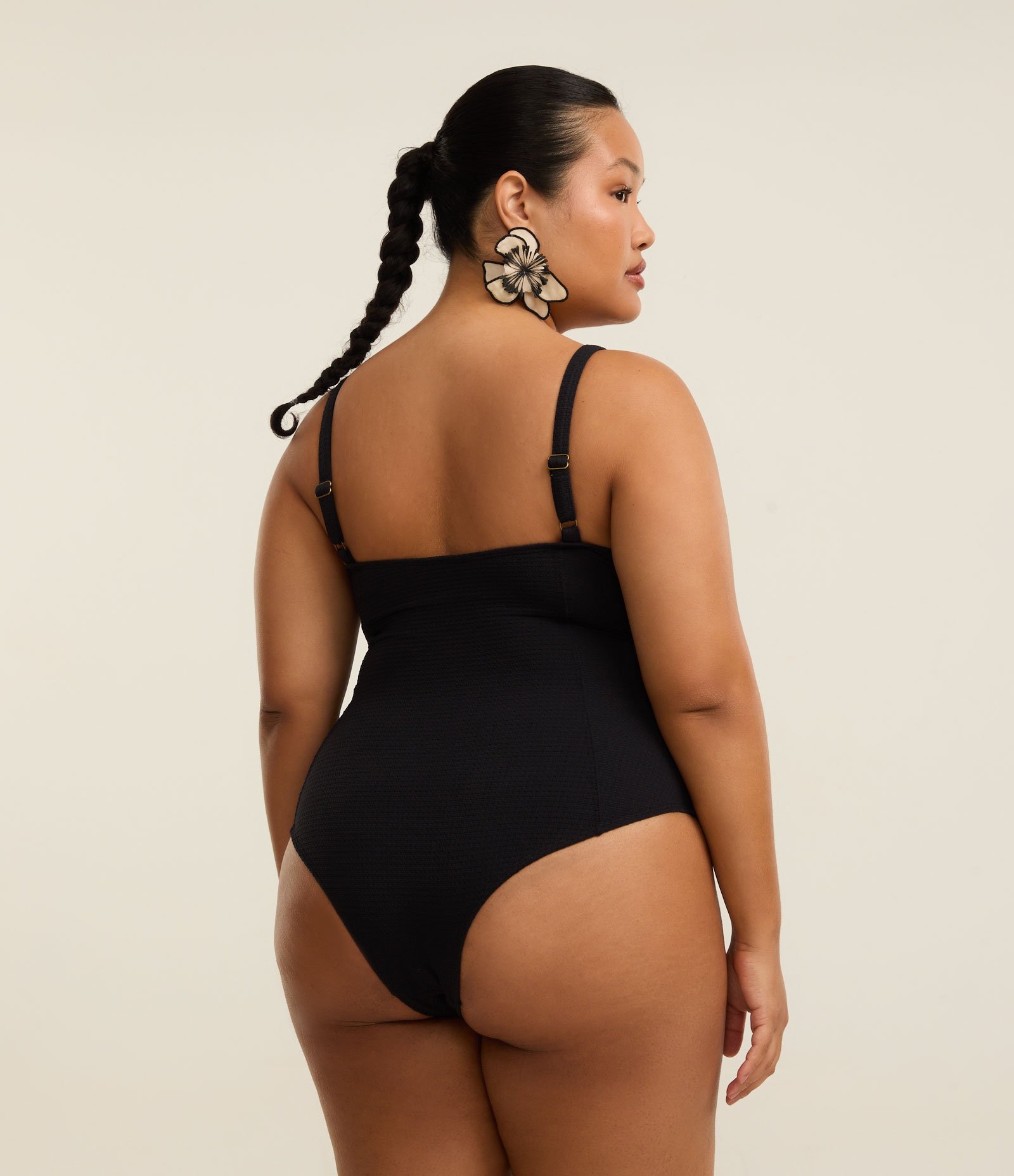 Maiô Triangular em Poliamida com Decote V e Alça Regulável Preto 3