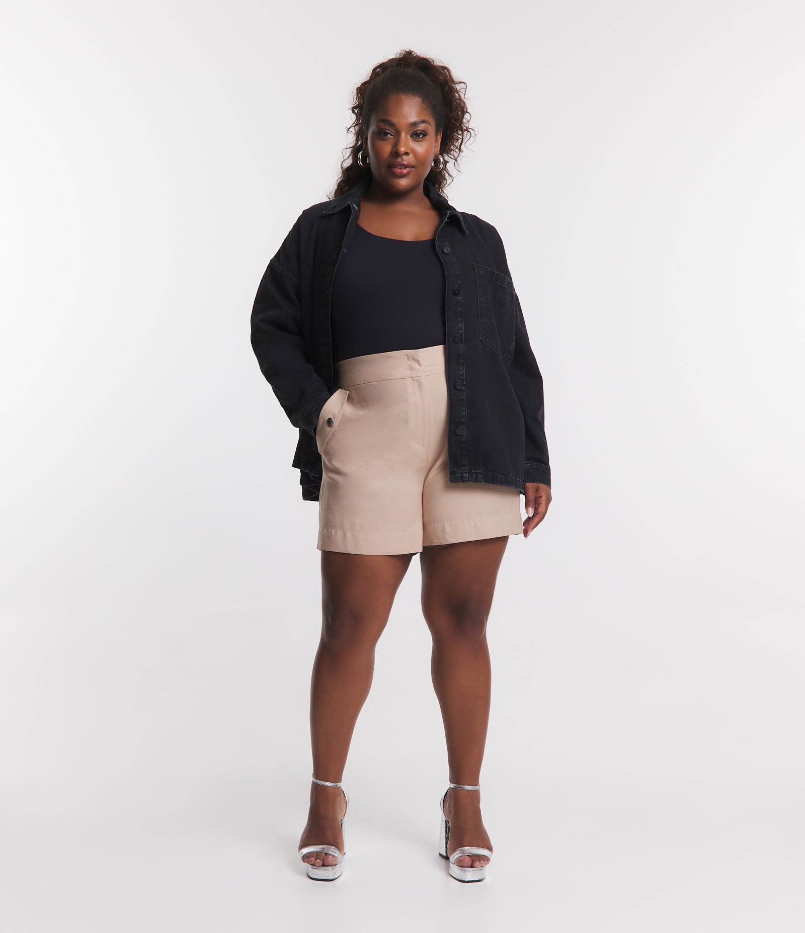 Short Alfaiataria com Bolsos com Lapelas Curve & Plus Size Bege 1