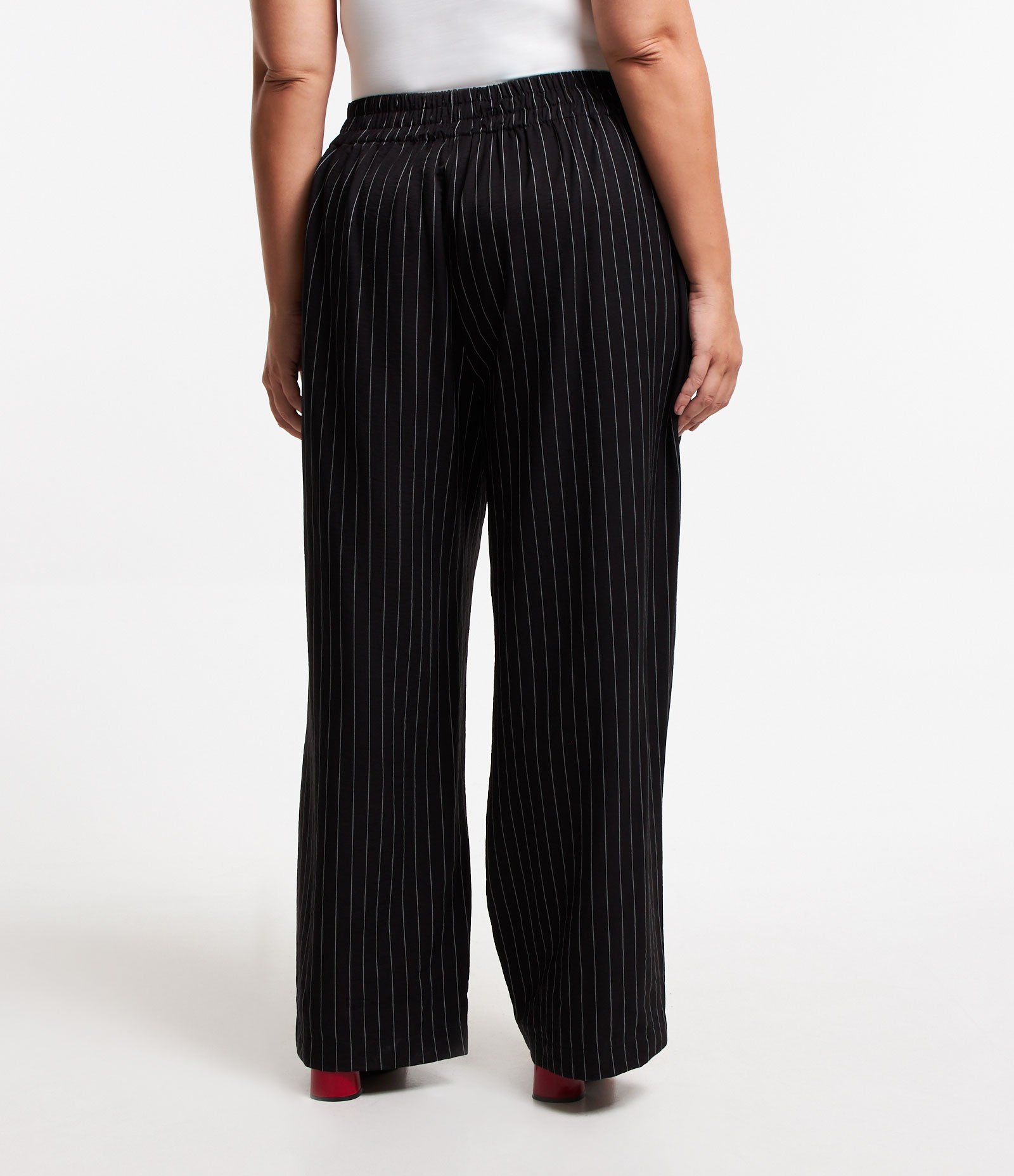 Calça Pantalona Risca de Giz com Fivelas Curve & Plus Size Preto 3