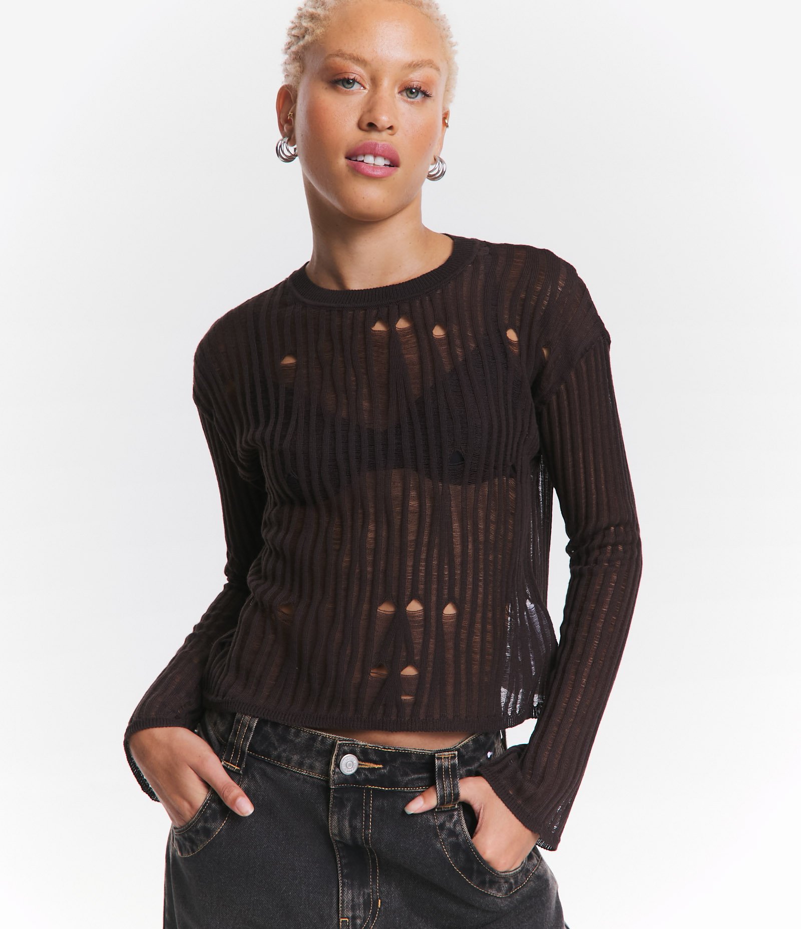 Blusa em Tricô  Furadinha e Manga Longa Marrom 4