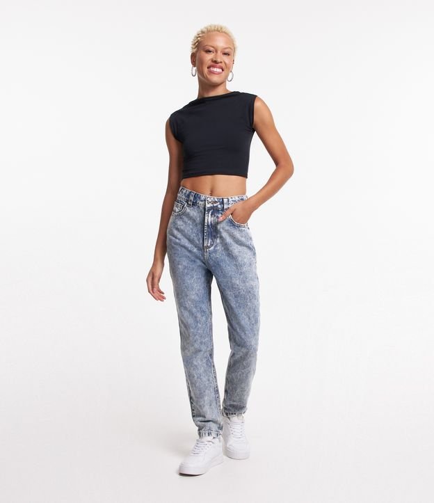 Calça Mom em Jeans Estonado com Bolsos Azul 1