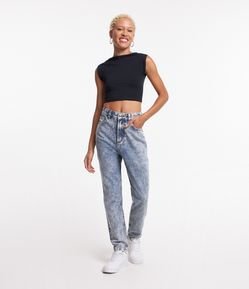 Calça Mom em Jeans Estonado com Bolsos